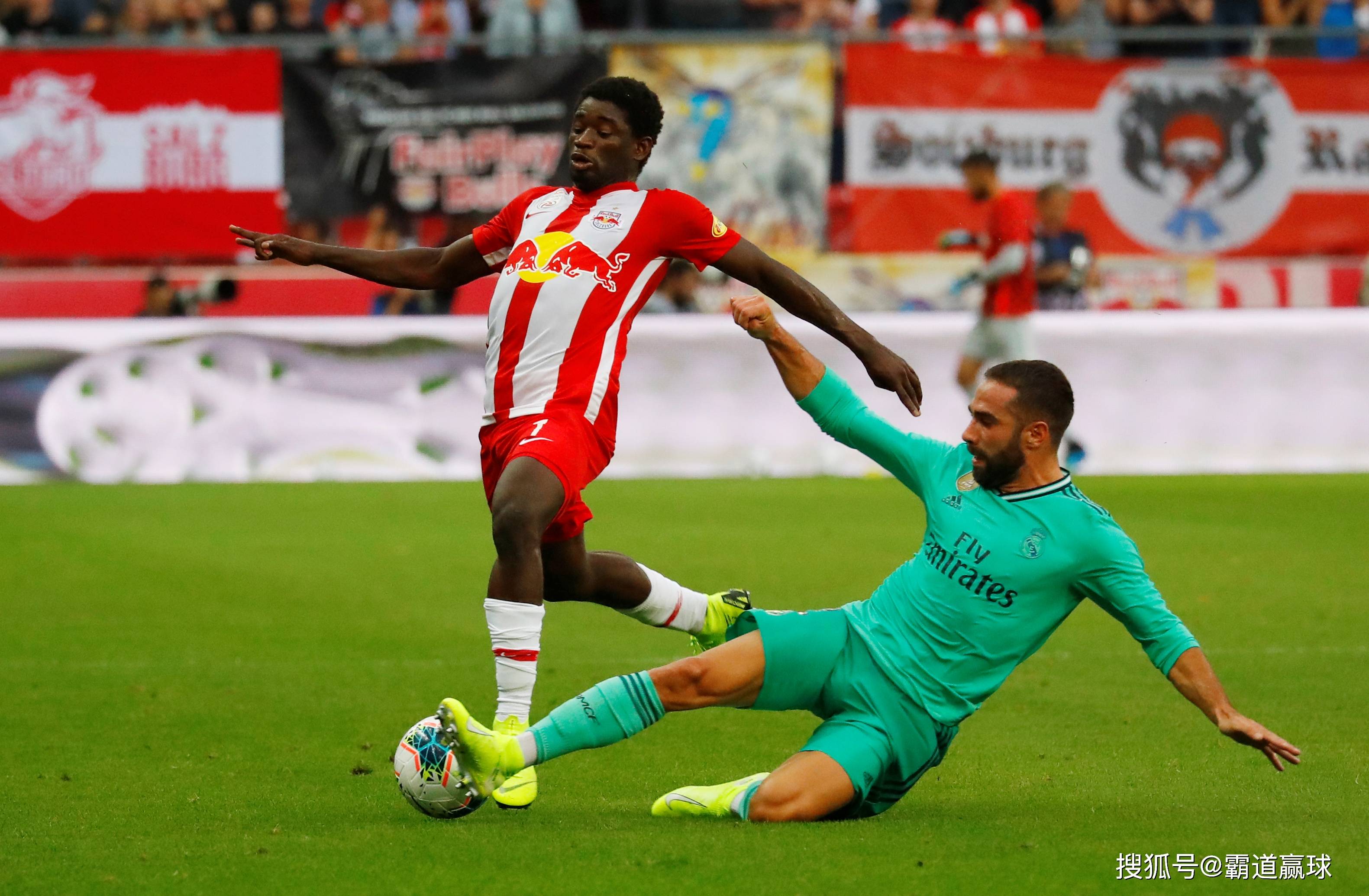 爱游戏在线-包含莱比锡红牛碾压多特蒙德，奥亚尔萨瓦尔高光表现的词条