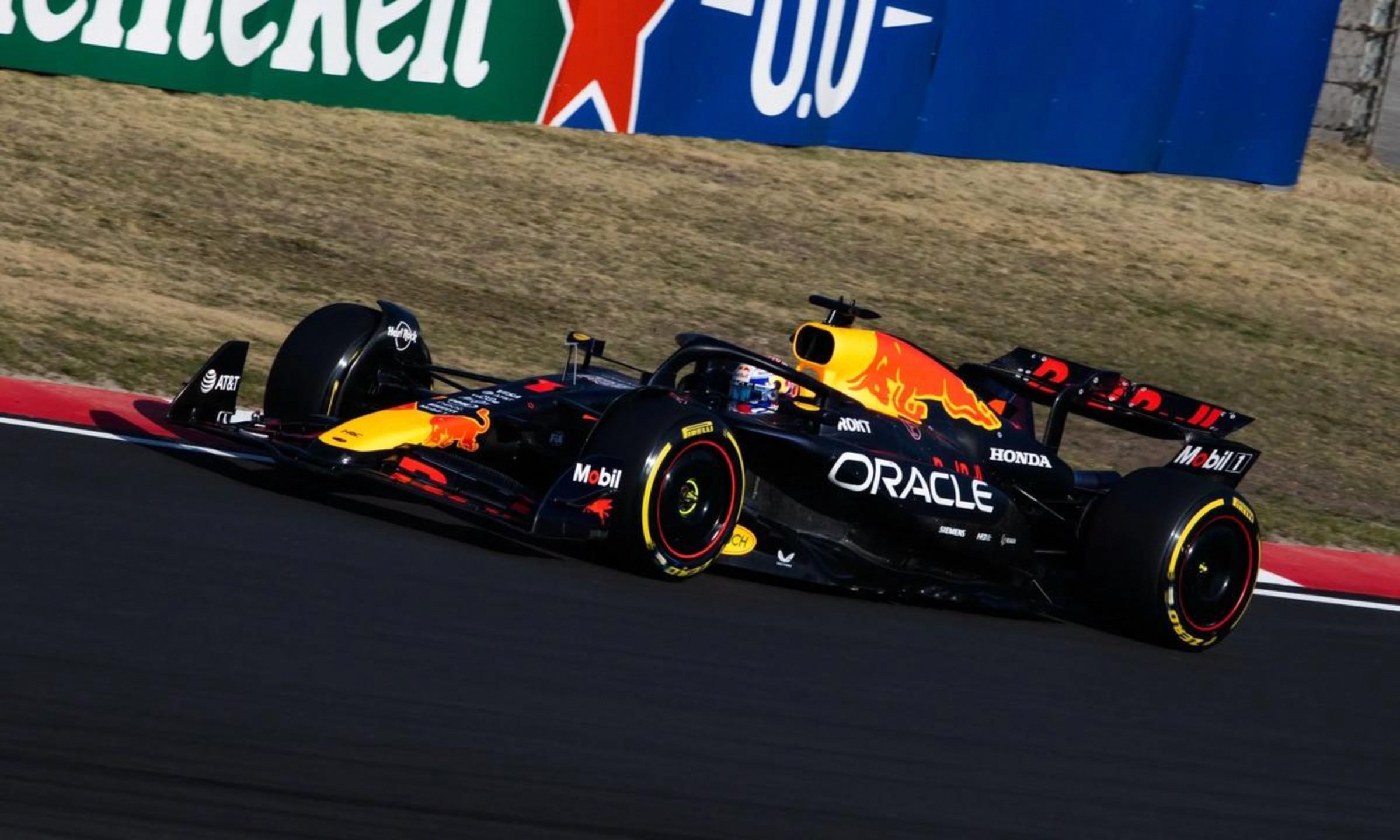 爱游戏入口-红牛车队险胜雷诺车队，皮亚斯特里刷新纪录