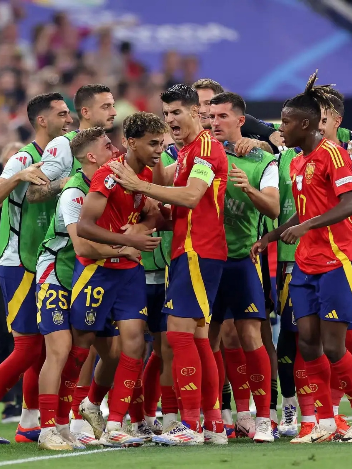 爱游戏-波兰队鏖战葡萄牙队，波尔扛起全队