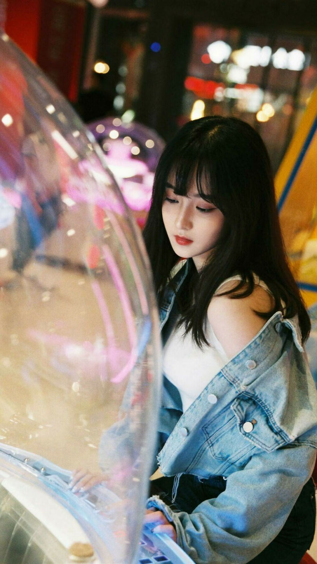 爱游戏在线-烈焰与银箭的碰撞，红牛二队鏖战梅赛德斯，阿隆索点燃赛场